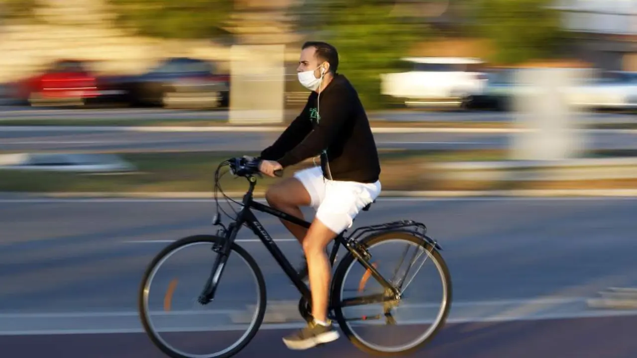 Practicando deporte al aire libre en M&aacute;laga. - &Aacute;lex Zea/EP