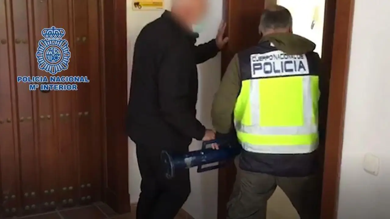 Momento en el que la Polic&iacute;a Nacional entra en casa del fugitivo. - Polic&iacute;a Nacional