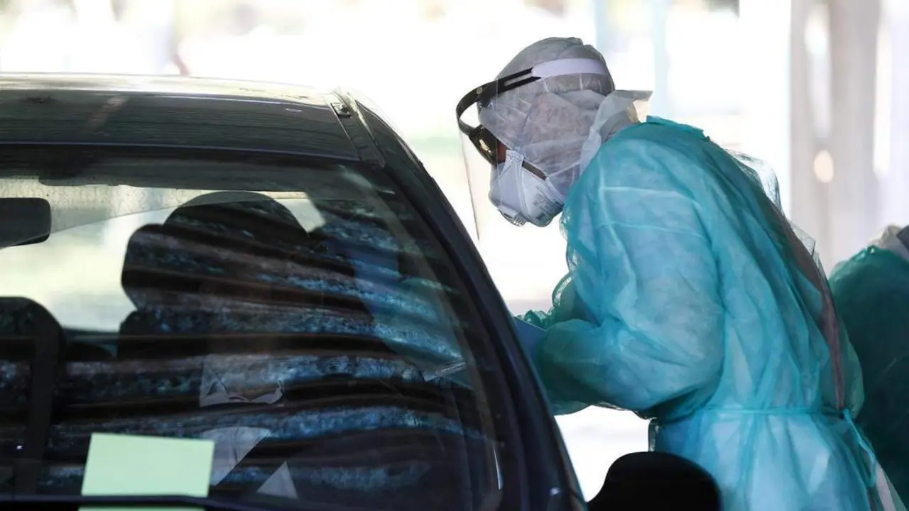 Un momento en un Autocovid mientras un usuario se realiza la prueba PCR - Andaluc&iacute;a Informaci&oacute;n