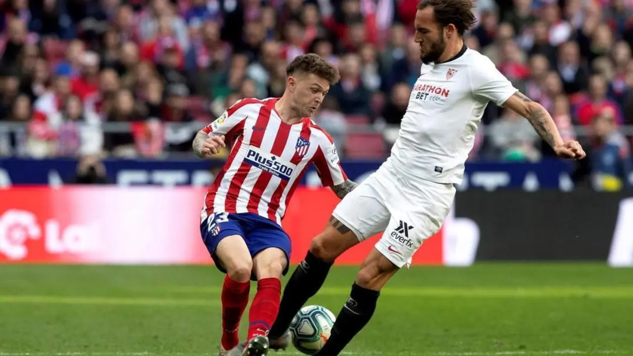 El mediocentro sevillista , Gudelj, comete una falta sobre Trippier, futbolista del Atl&eacute;tico de Madrid.  - efe