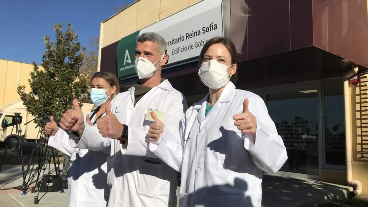 Susana, Felipe y Mar&iacute;a Jos&eacute;, de izquierda a derecha, comparten su alegr&iacute;a tras recibir la segunda dosis de la vacuna contra el COVID-19. - Pablo Mansilla