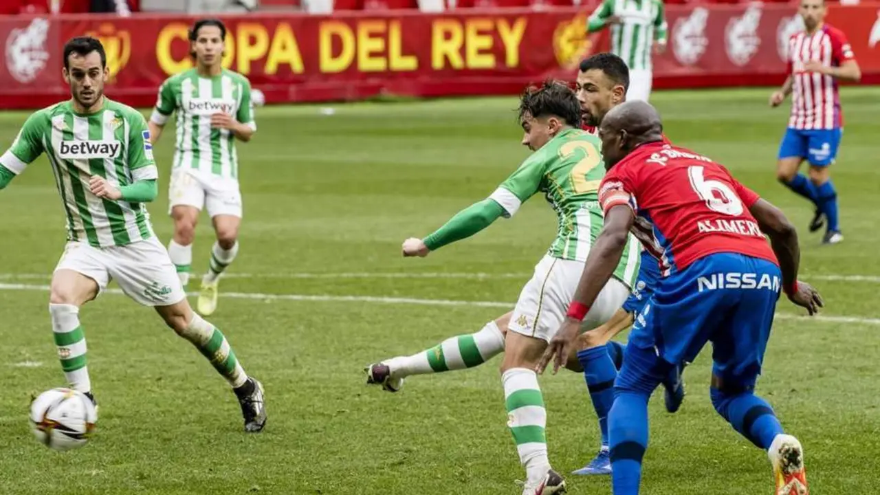 Rodri dispara para marcar uno de los goles ante el Sporting de Gij&oacute;n. - rbb