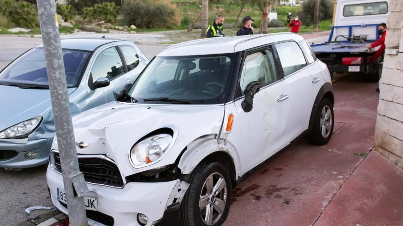Las dos mujeres han salido del coche que circul&oacute; sin control. - EFE/Carlos D&iacute;az