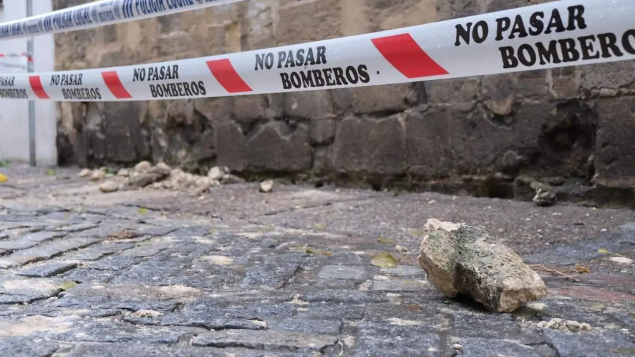Restos del desprendimiento junto a la fachada lateral de San Dionisio.  - Cristo Garc&iacute;a