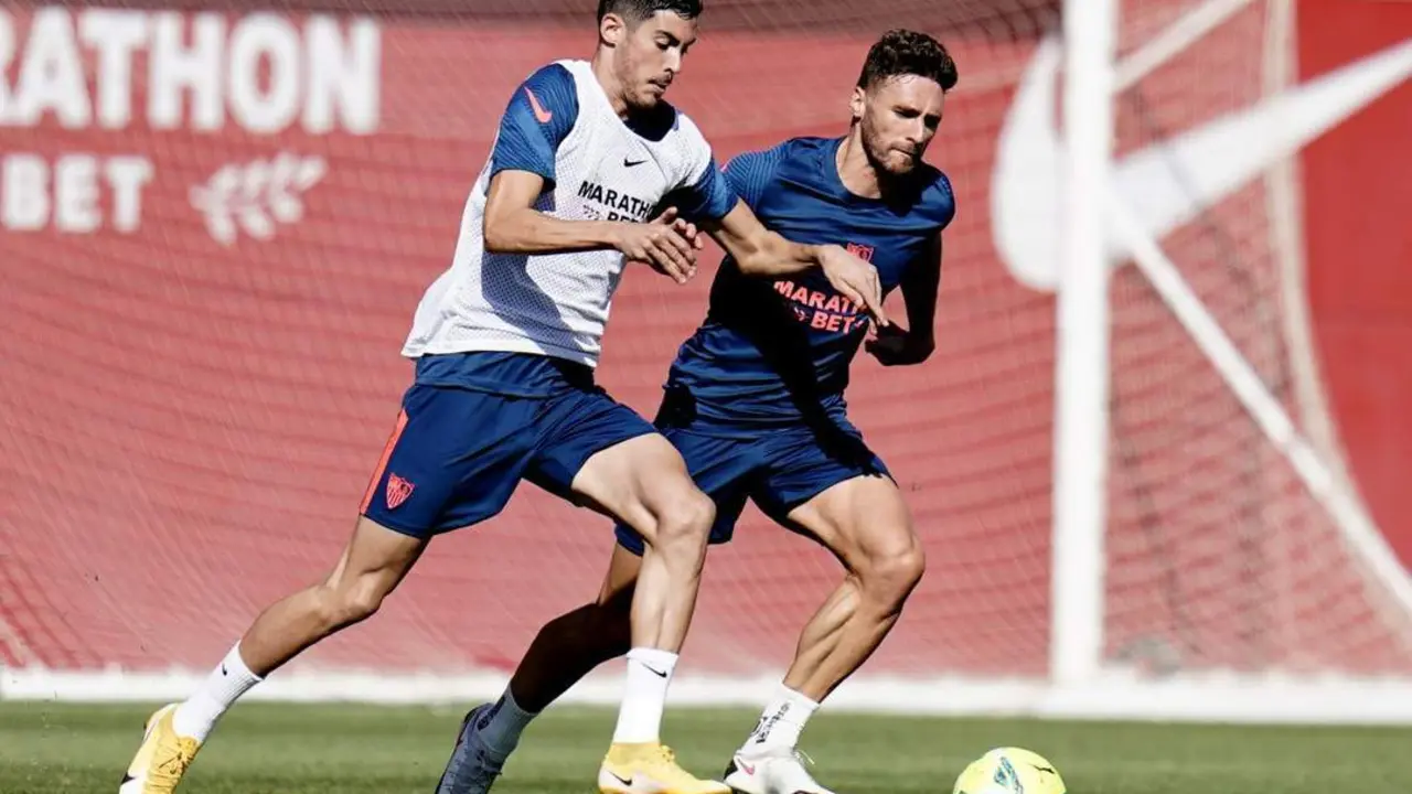 Carlos Fern&aacute;ndez, delantero del Sevilla, durante un entrenamiento. - sfc