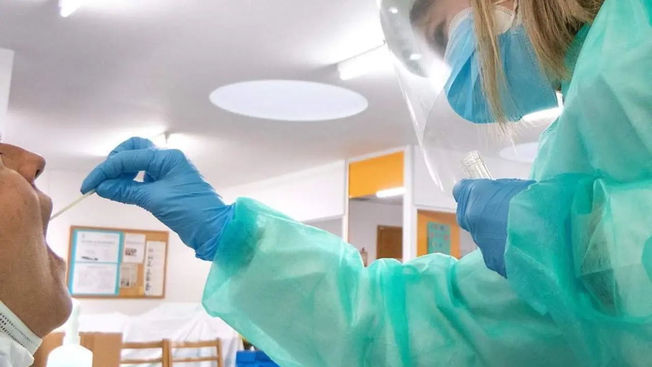 Una persona se somete a una prueba PCR. - Europa Press