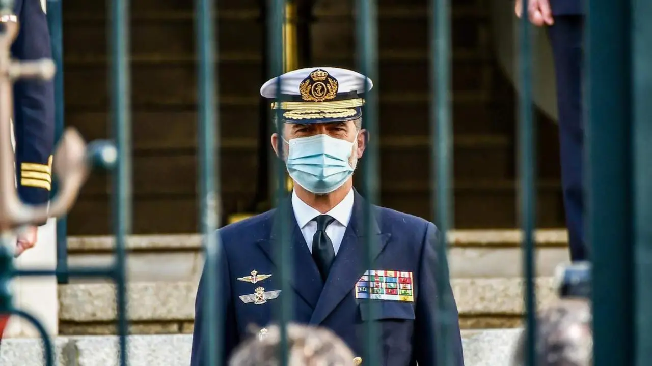 El rey Felipe VI tras la verja del Instituto Hidrogr&aacute;fico de la Marina. - Eulogio Garc&iacute;a