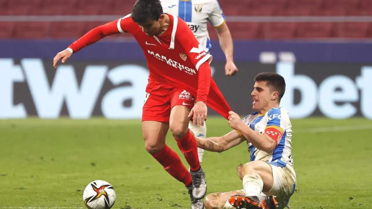 El lateral izquierdo del Sevilla, Marcos Acu&ntilde;a, durante el encuentro de Copa del Rey ante el Legan&eacute;s. - efe