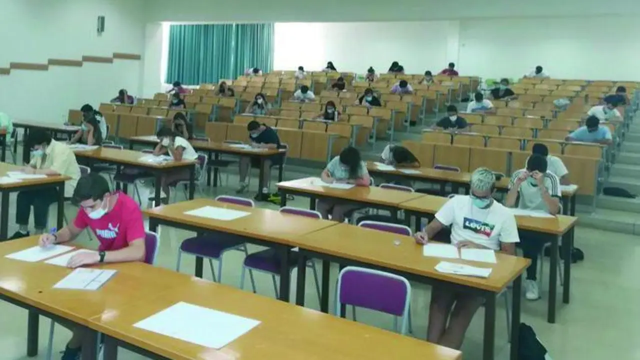Una imagen de archivo de universitarios examin&aacute;ndose en el Campus de Jerez.  - Viva Jerez