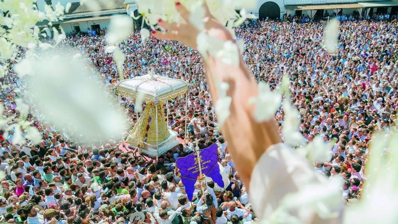 La Virgen del Roc&iacute;o en su salida en la aldea. - Cristo Garc&iacute;a