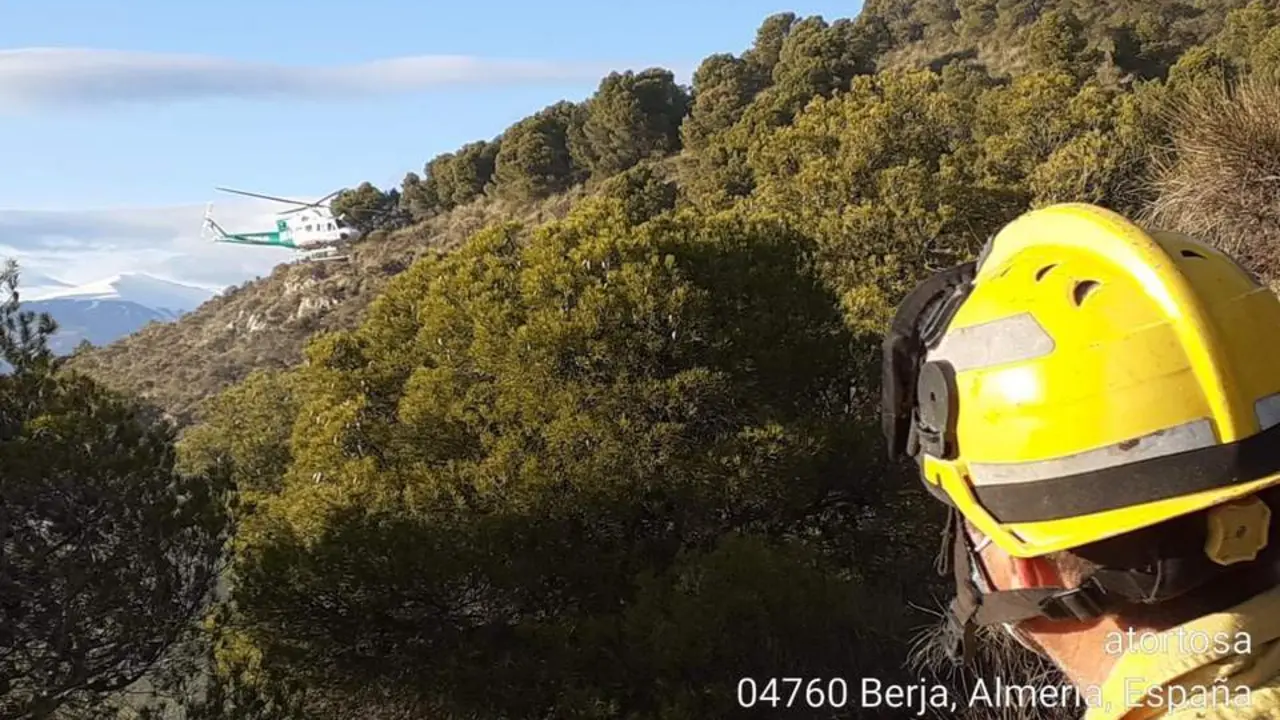 Bombero del Infoca en el incendio de Berja. - ep