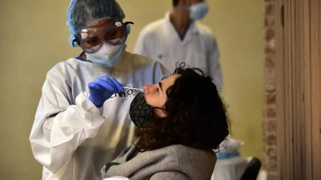 Una persona se somete a una prueba de ant&iacute;genos para comprobar si tiene Covid 19 o no. - Europa Press