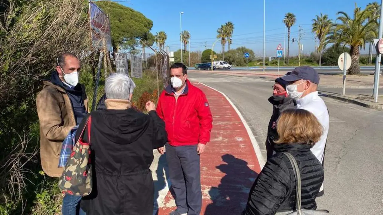 curro Mart&iacute;nez con los vecinos de valdelagrana. - Viva