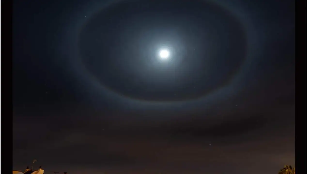 As&iacute; se ve&iacute;a el s&uacute;per halo lunar el pasado domingo desde la Calle Barrameda  - Bienve Barba