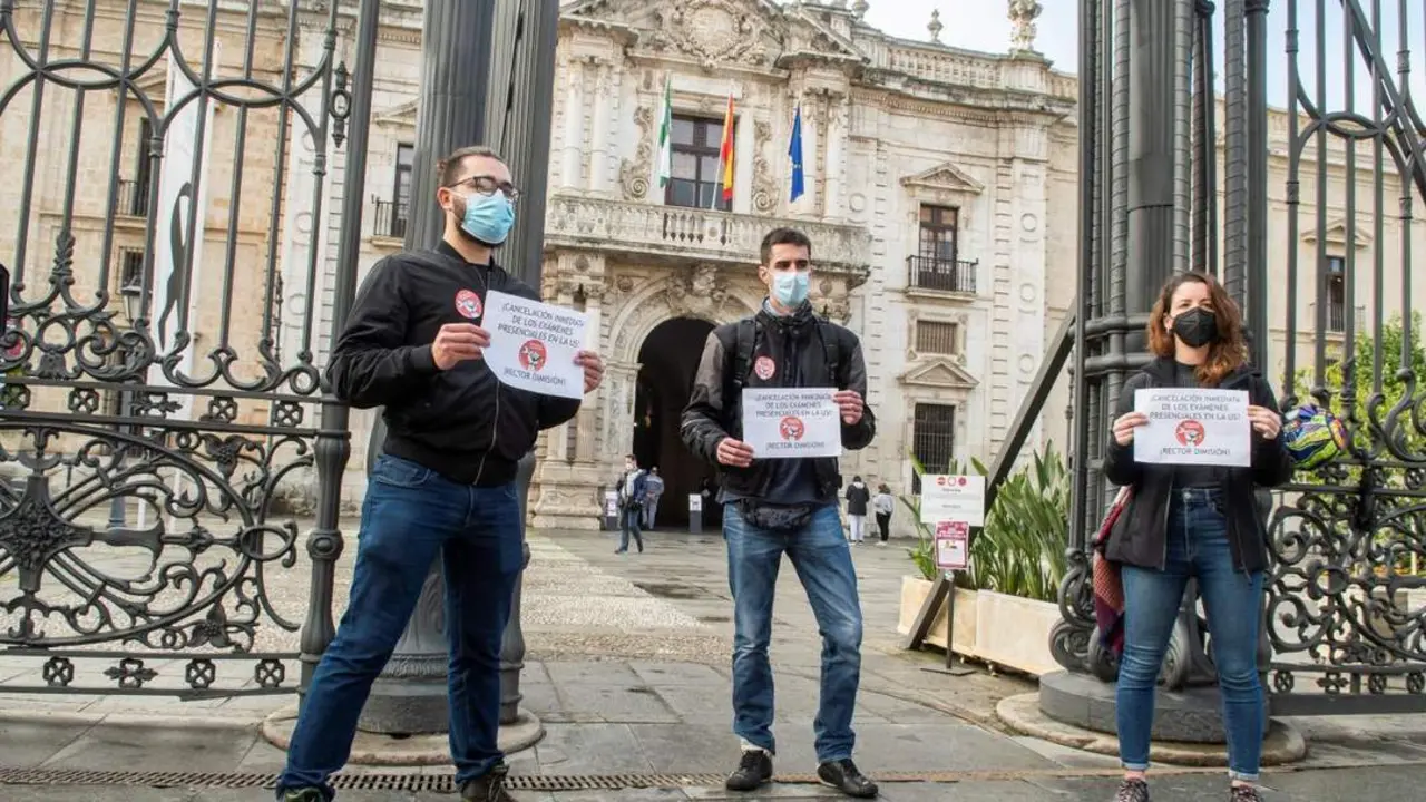 Rueda de prensa del Sindicato de Estudiantes a las puertas del Rectorado de la US. - EFE