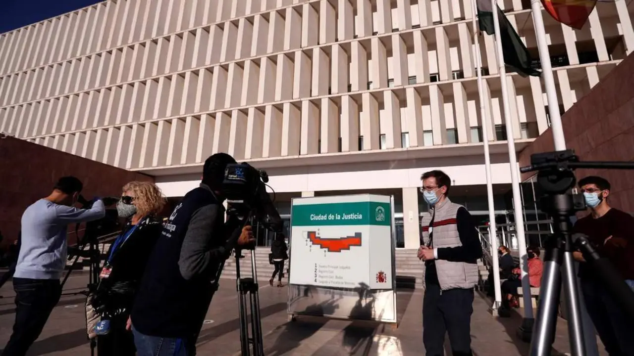Numerosos medios a las puertas de la Ciudad de la Justicia de M&aacute;laga. - EFE/Jorge Zapata