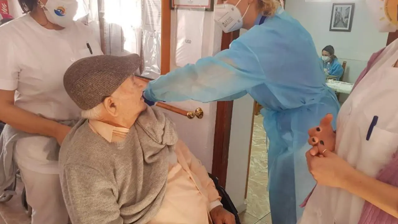 Vacunaci&oacute;n en la residencia de Punta Umbr&iacute;a. - VH