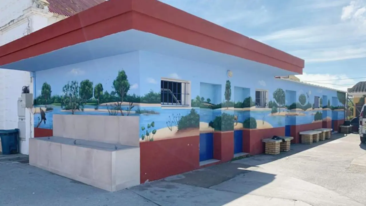 Imagen que presenta los servicios exteriores del CEIP Maestra Caridad Ruiz - A. I.