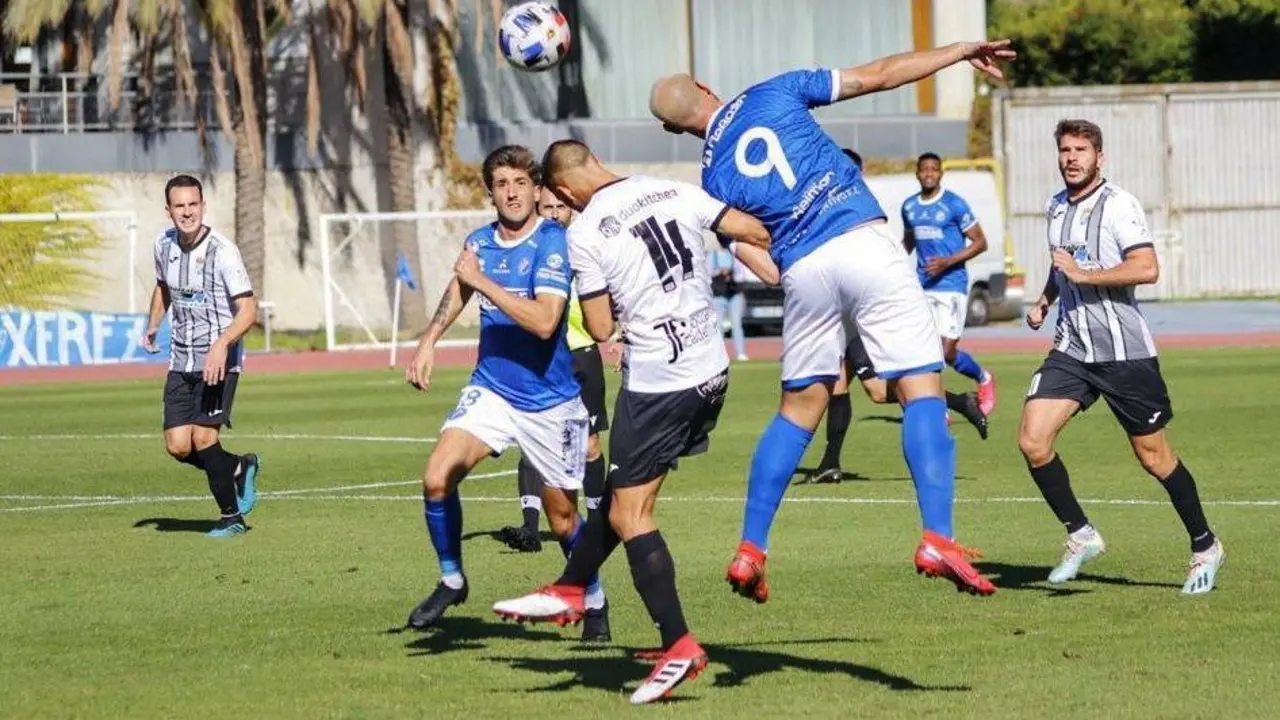 Imagen del partido que ambos equipos disputaron en el Estadio Municipal de Chap&iacute;n. - xerezdfc.com