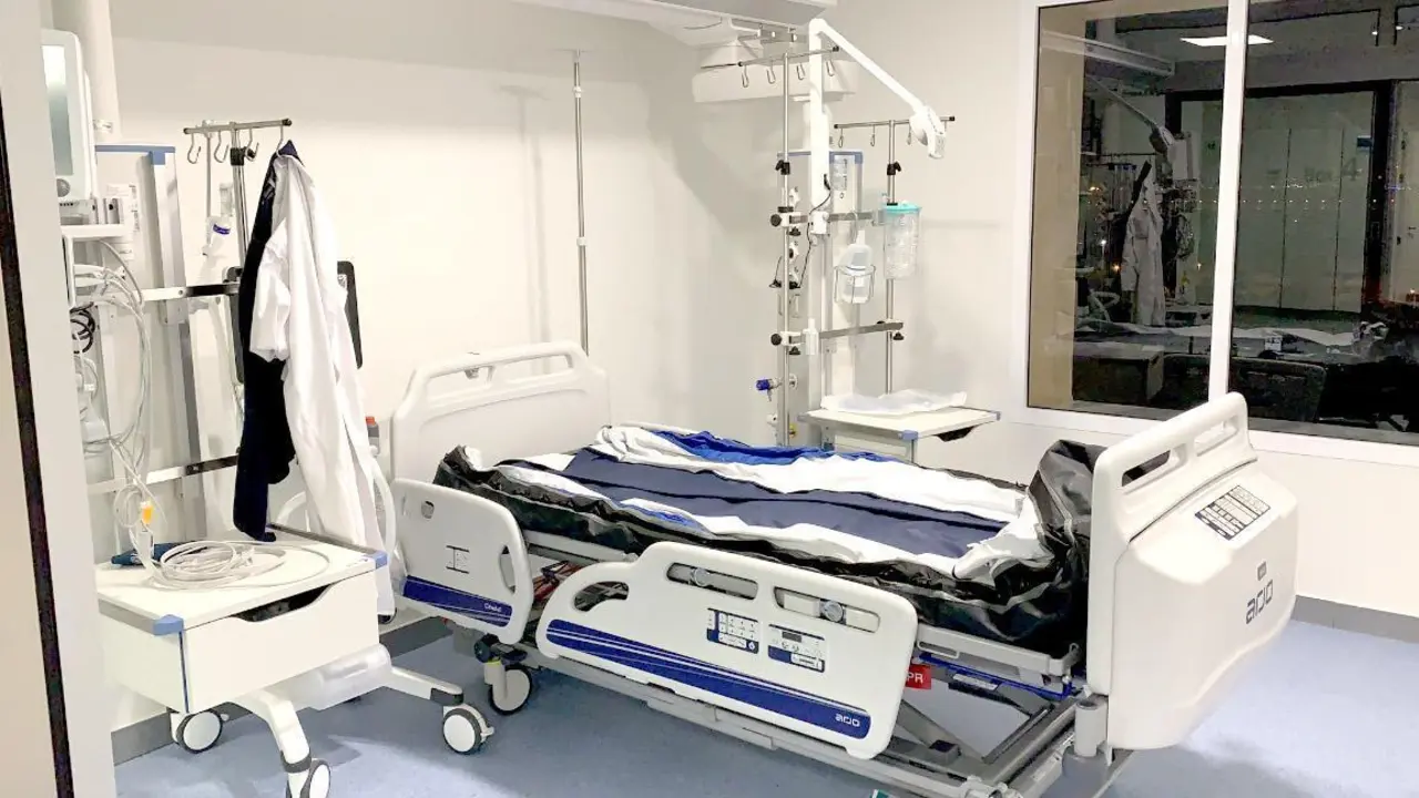 Cama en la UCI del Punta de Europa. - A. I.