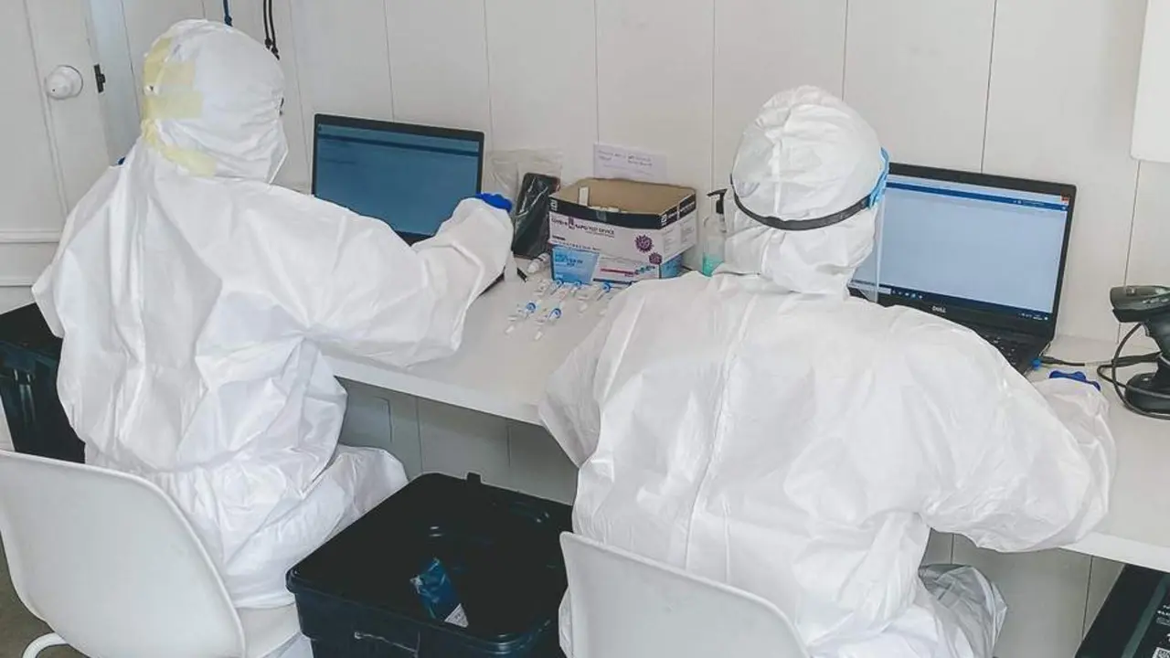 Personal sanitario que recoge las muestras. - Cristo Garc&iacute;a