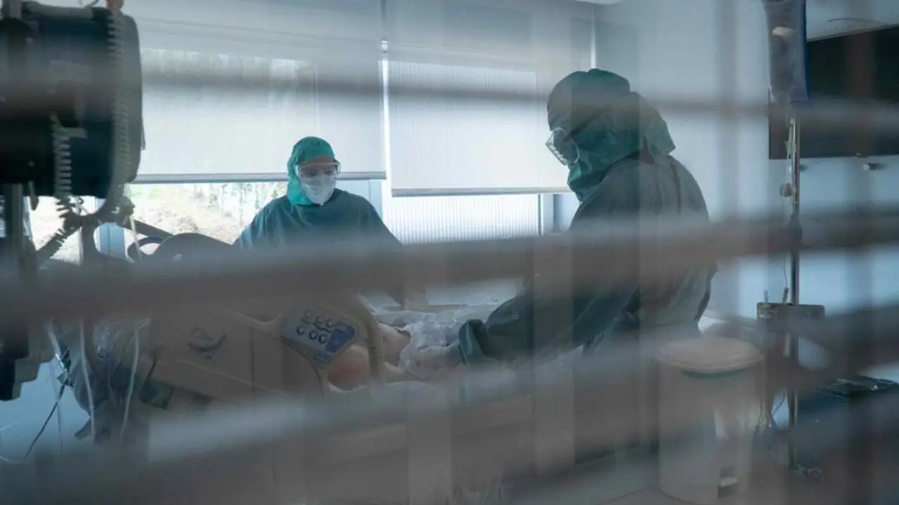 Sanitarios protegidos contra el Coronavirus. - EP