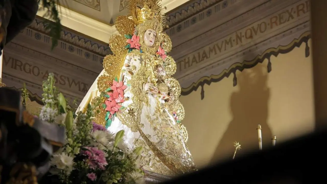 La Virgen del Roc&iacute;o luce el traje del 't&iacute;o Carlos'. - MATRIZ DE ALMONTE
