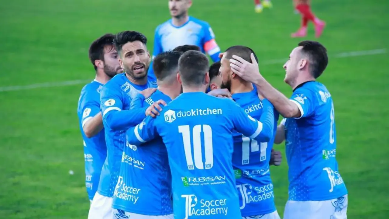 Abrazo de gol del Xerez CD el pasado s&aacute;bado en La Juventud. - Cristo Garc&iacute;a