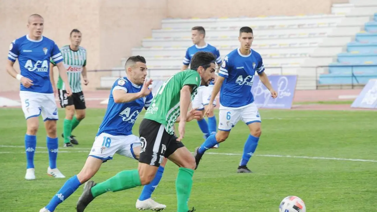 Theo avanza con el bal&oacute;n rodeado de jugadores del San Fernando el pasado domingo - Jos&eacute; F. Cabeza