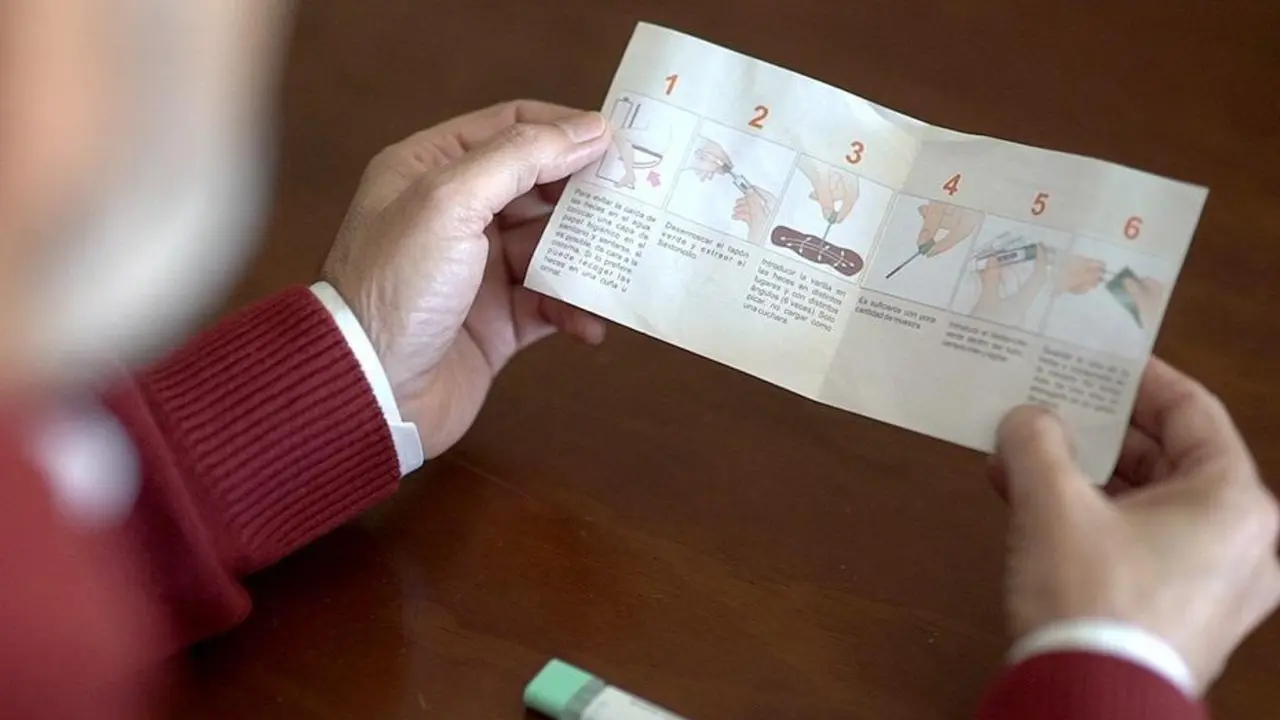 Un hombre lee el folleto con la informaci&oacute;n. - Europa Press