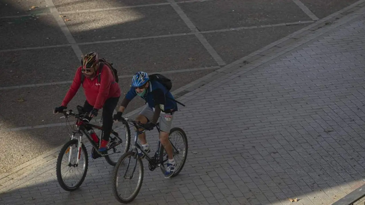 Ciclistas en Sevilla. - EP