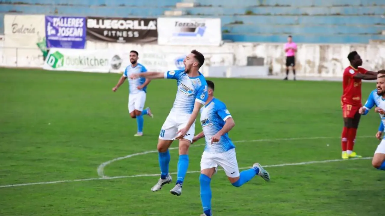 Palacios anot&oacute; un gol de cabeza frente al Antoniano tras el saque de un c&oacute;rner. - Cristo Garc&iacute;a