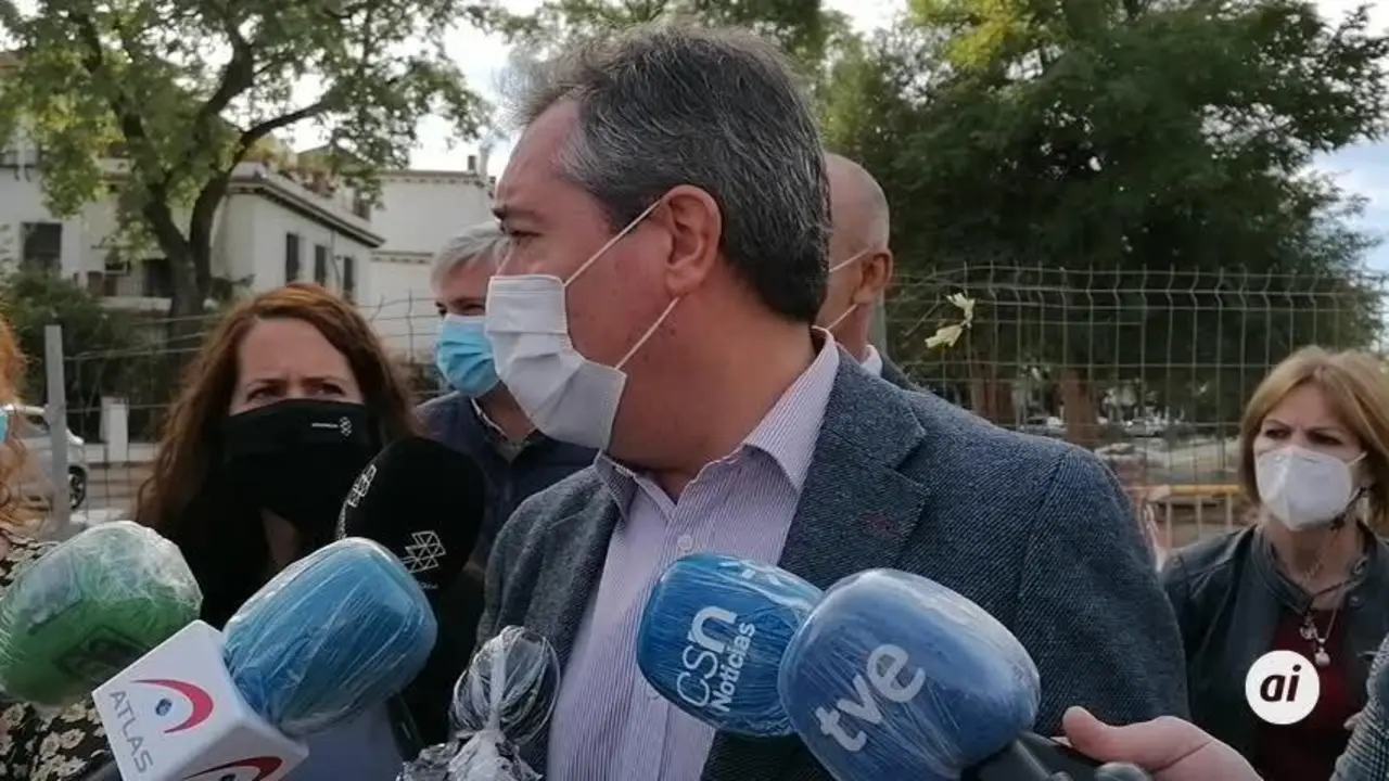Espadas, haciendo declaraciones a los medios. - 7TV