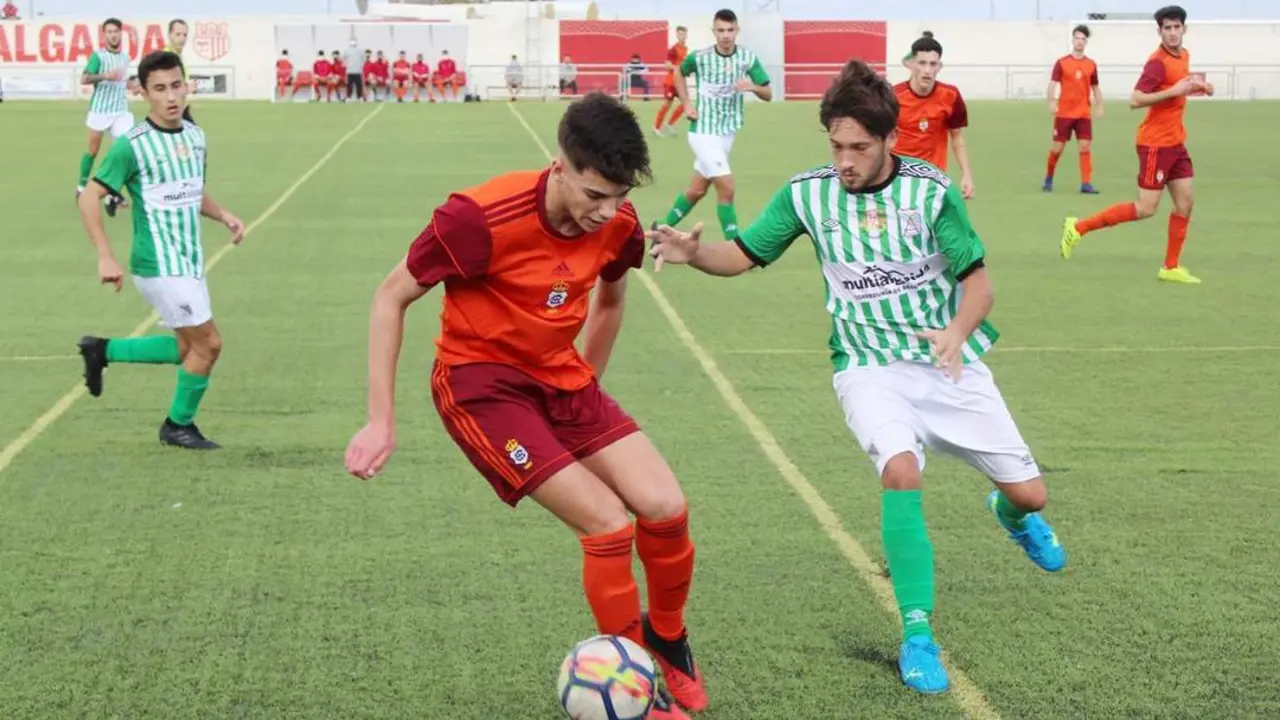 Moreno presiona a un jugador de Recreativo de Huelva - Ra&uacute;l J. Bustillos