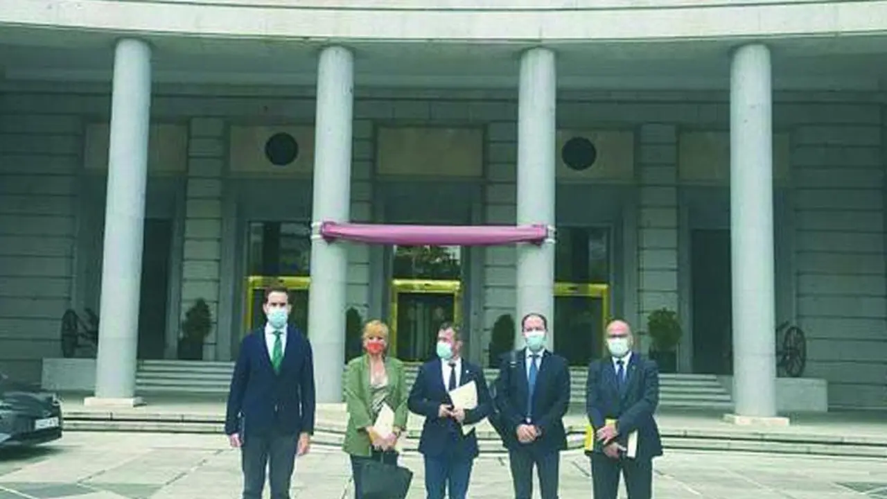 Comitiva jiennense en el Ministerio de Defensa - VIVA JA&Eacute;N