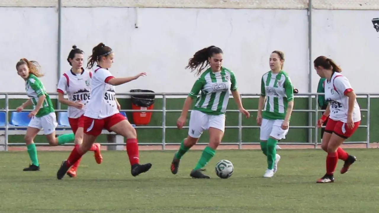 La centrocampista Bibi controla el bal&oacute;n rodeada de varias jugadoras - Ra&uacute;l J. Bustillos