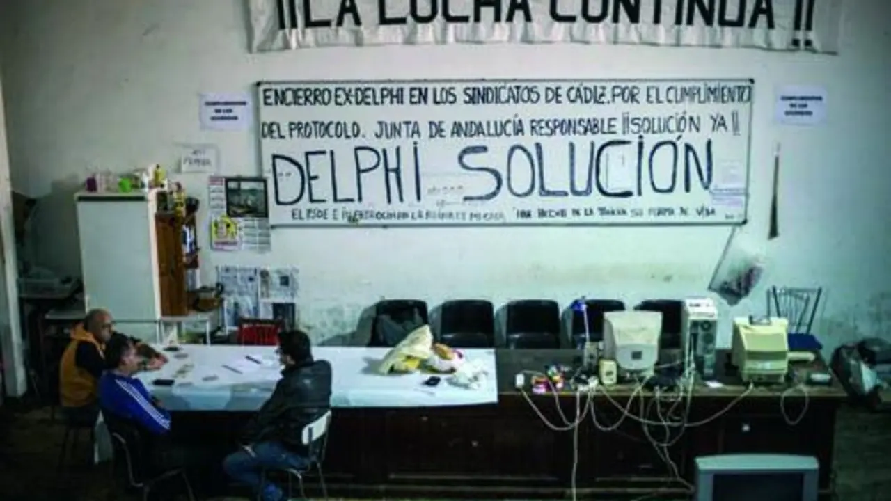 M&aacute;s de 450 ex trabajadores de Delphi esperan a&uacute;n hoy la prometida soluci&oacute;n por las administraciones.  - Javier Ferg&oacute;