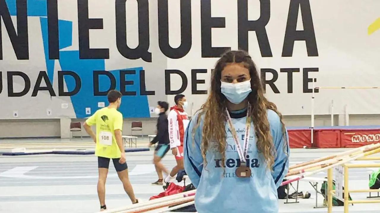 Marta Vargas se colg&oacute; la medalla de bronce en el cuello en Antequera - A. I.