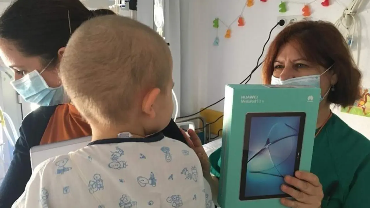Un ni&ntilde;o ingresado recibe una tablet. - Europa Press