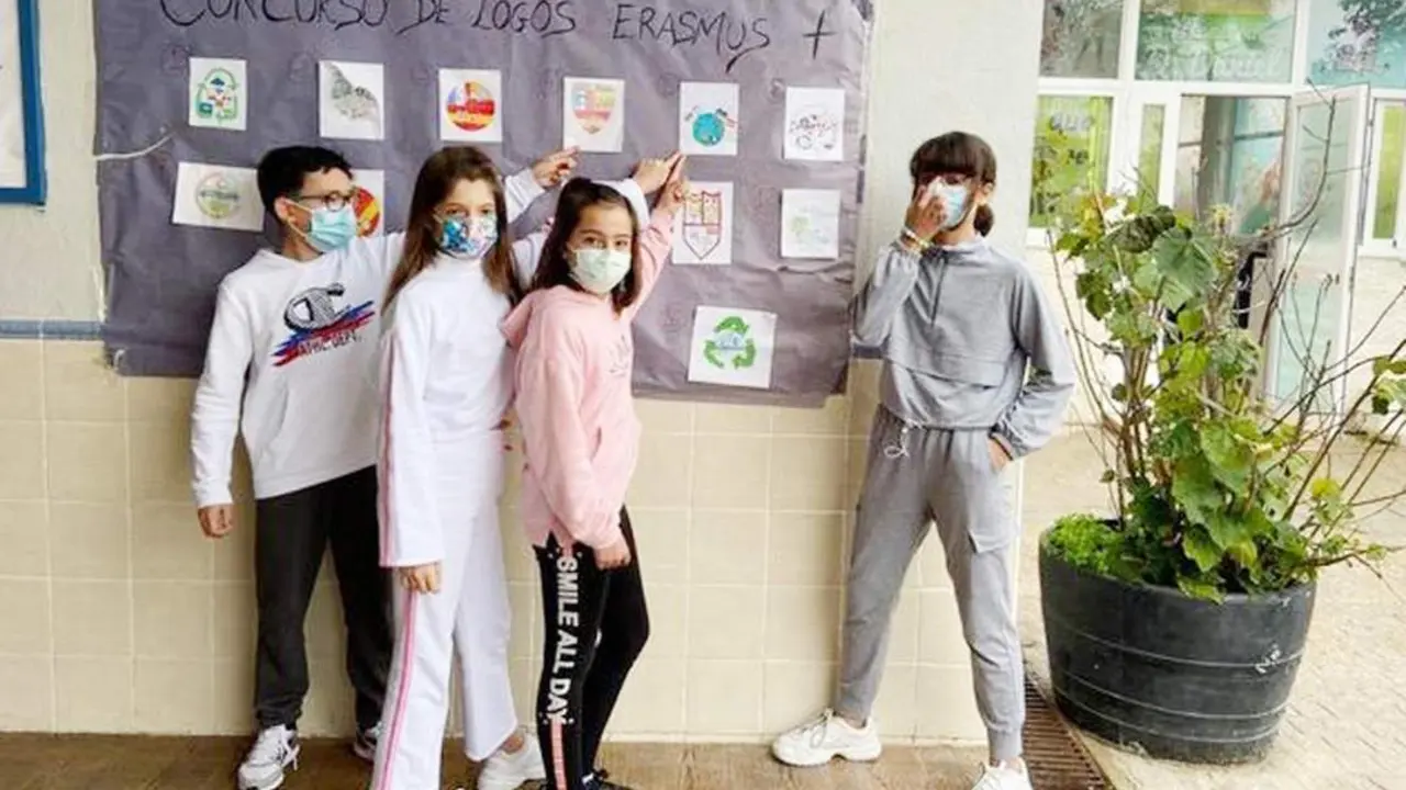 El ganador y las tres ganadoras del Concurso de Logos Erasmus + en el CEIP Maestra Caridad Ruiz - CMCR