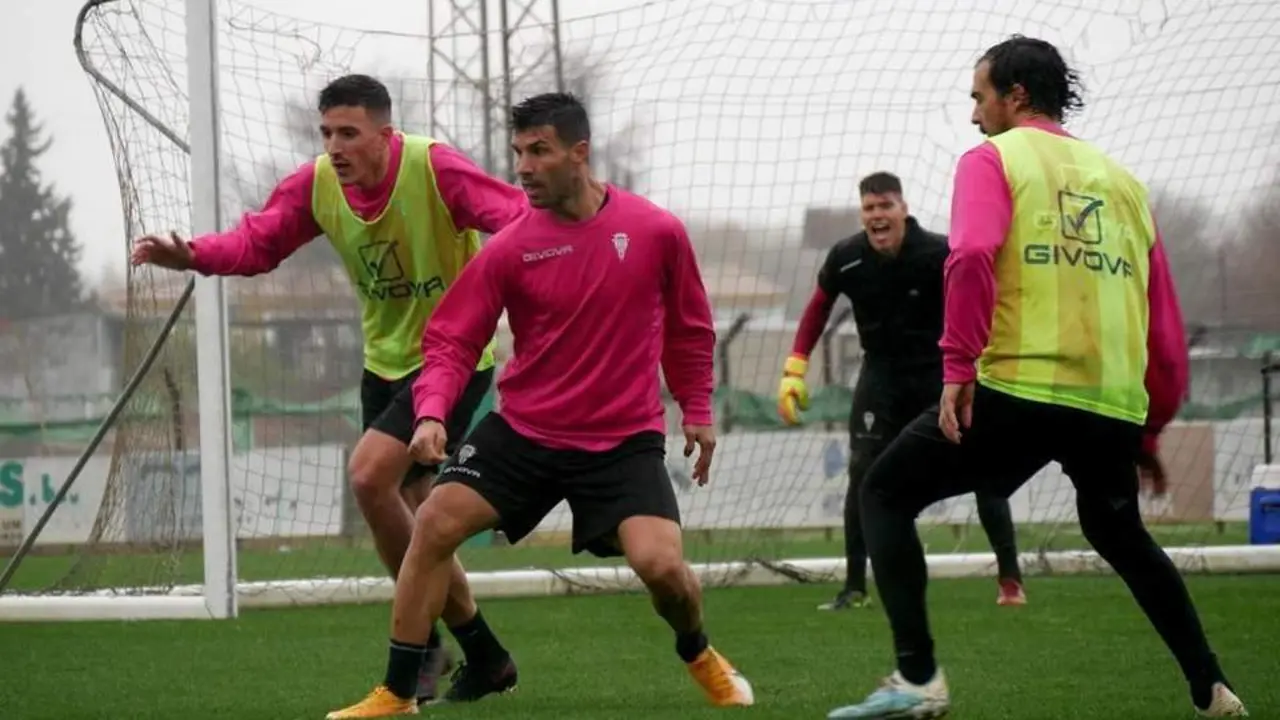 Los jugadores blanquiverdes entrenando esta ma&ntilde;ana - | C&oacute;rdoba CF