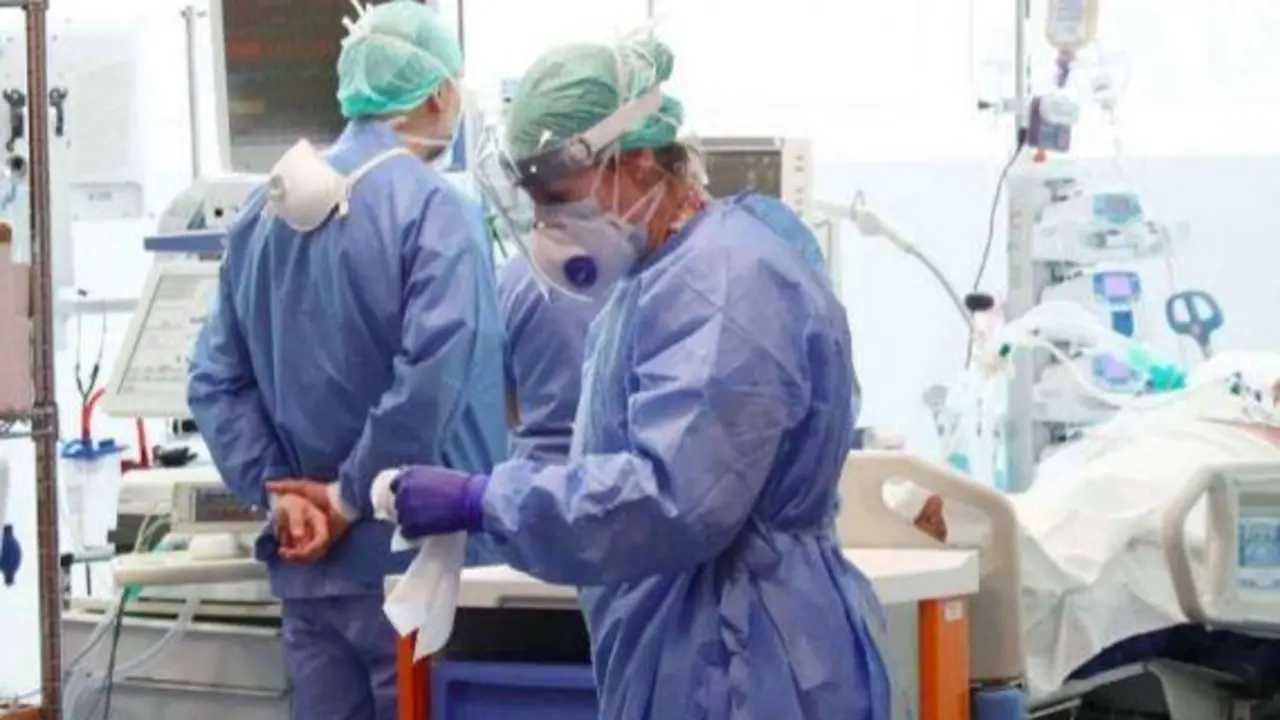 Personal m&eacute;dico atendiendo a enfermos por Covid - EUROPA PRESS