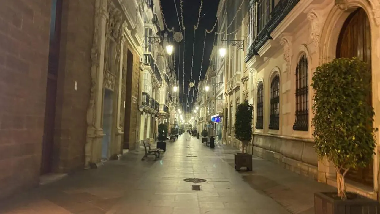 La calle Ancha desierta por las restricciones horarias.  - E.E.