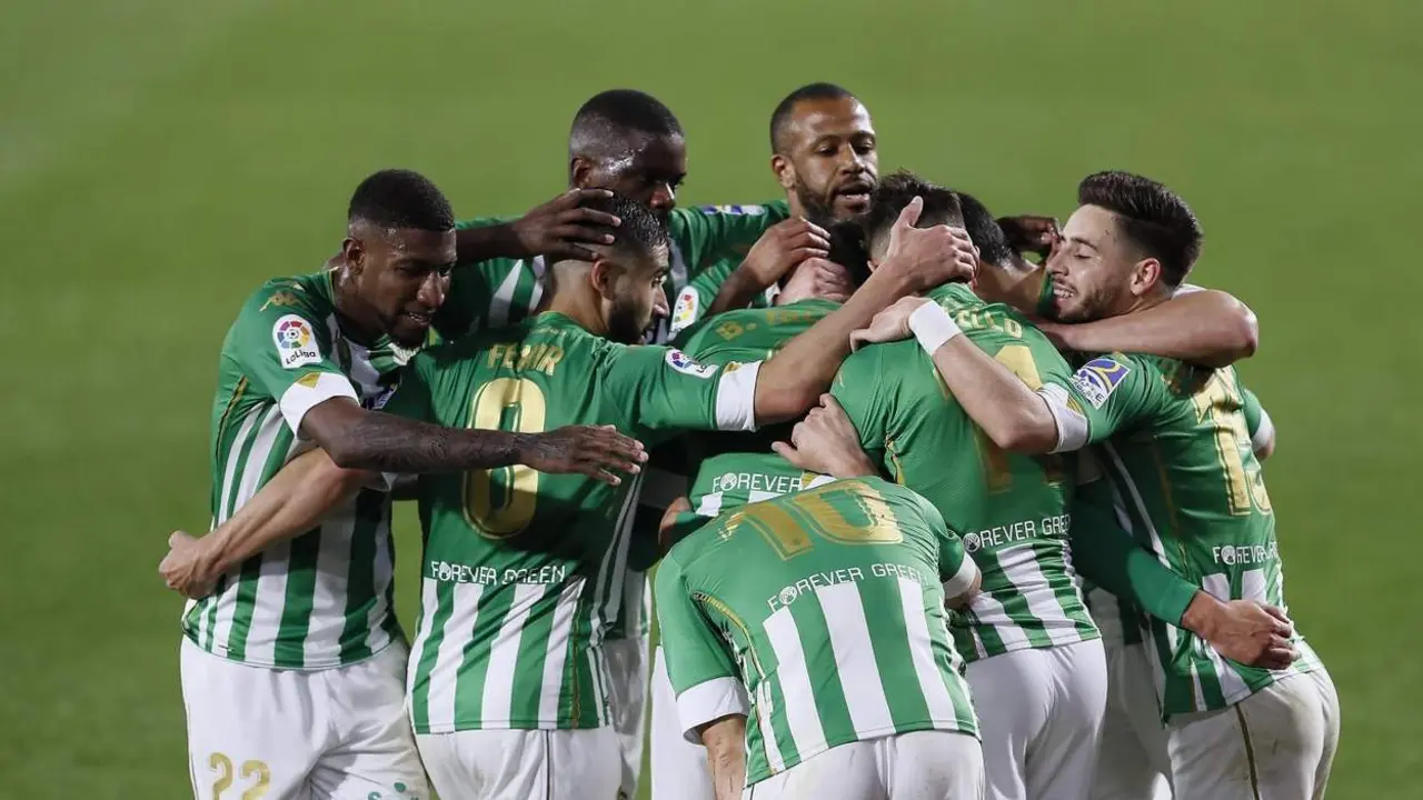 Varios futbolistas del Real Betis celebran el gol que anot&oacute; Borja Iglesias en el partido contra el Osasuna.  - efe