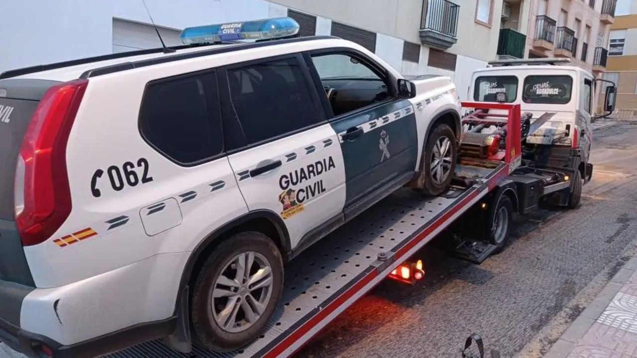Retirando un coche de la Guardia Civil.  - AUGC
