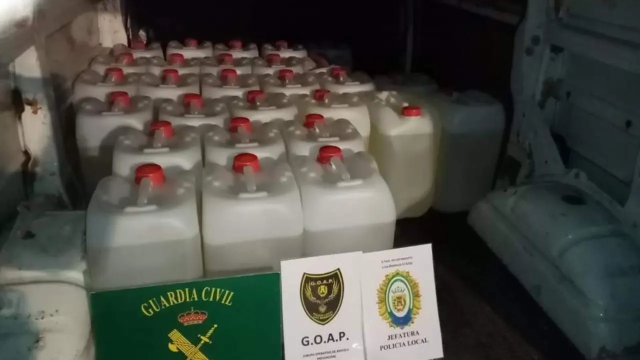 Garrafas de gasolina incautadas. - AI
