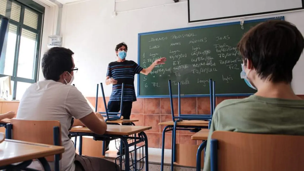 Un profesor detalla los horarios a un grupo de alumnos del IES Coloma, que este a&ntilde;o estrena el Bachillerato Internacional.  - Oliverio Ruiz
