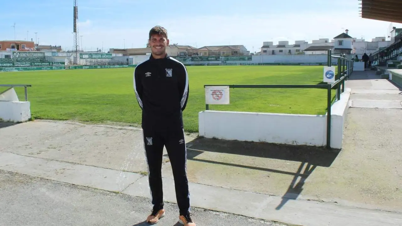 Edu Oriol posando en uno de los fondos del Estadio El Palmar - Ra&uacute;l J. Bustillos