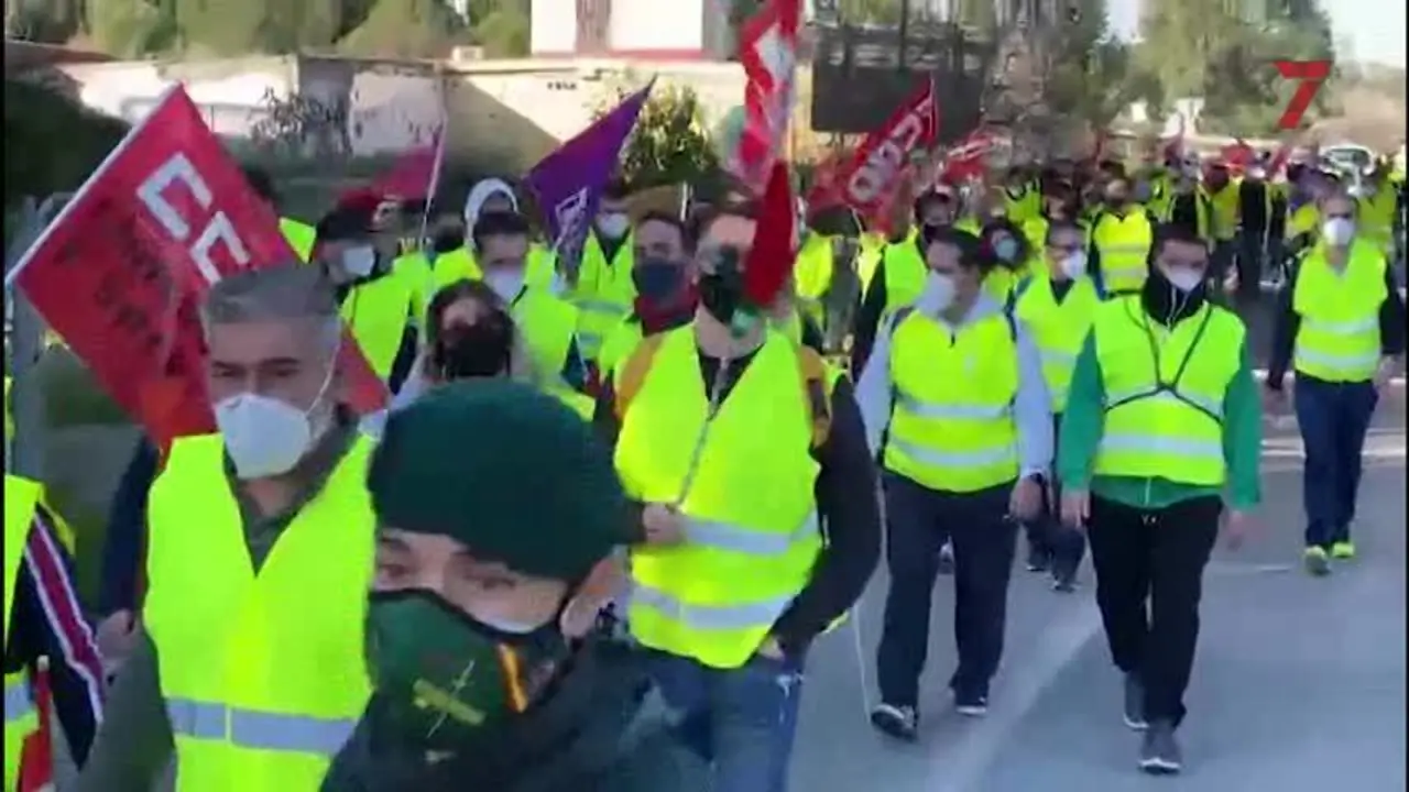 La plantilla de Holcim en Jerez sale a la calle contra la "farsa" del ERE