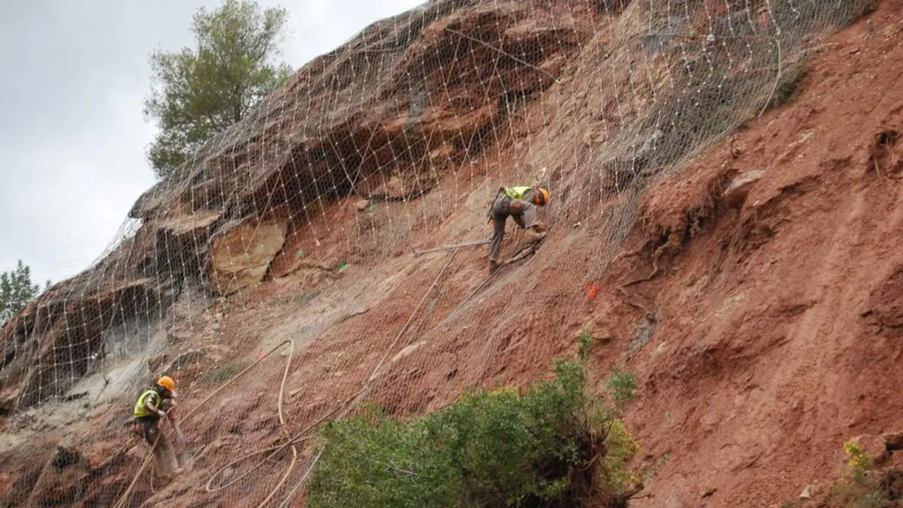 Trabajos de instalaci&oacute;n de malla protectora en trinchera. - VH